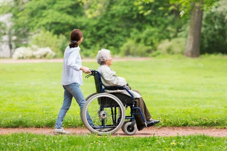How Baytown, TX Assisted Living Facilities Support Seniors With Chronic Conditions